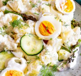 Kumarično-krompirjeva solata z jajci in šparglji