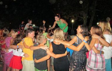 Otroci iz Logatca in Cerknice na Debeli rtič s Tušem