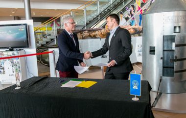 Kopija Aljaževega stolpa v naravni velikosti gostuje v Planetih Tuš