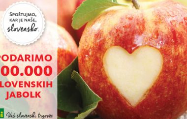 Kupcem podarili 100.000 slovenskih jabolk